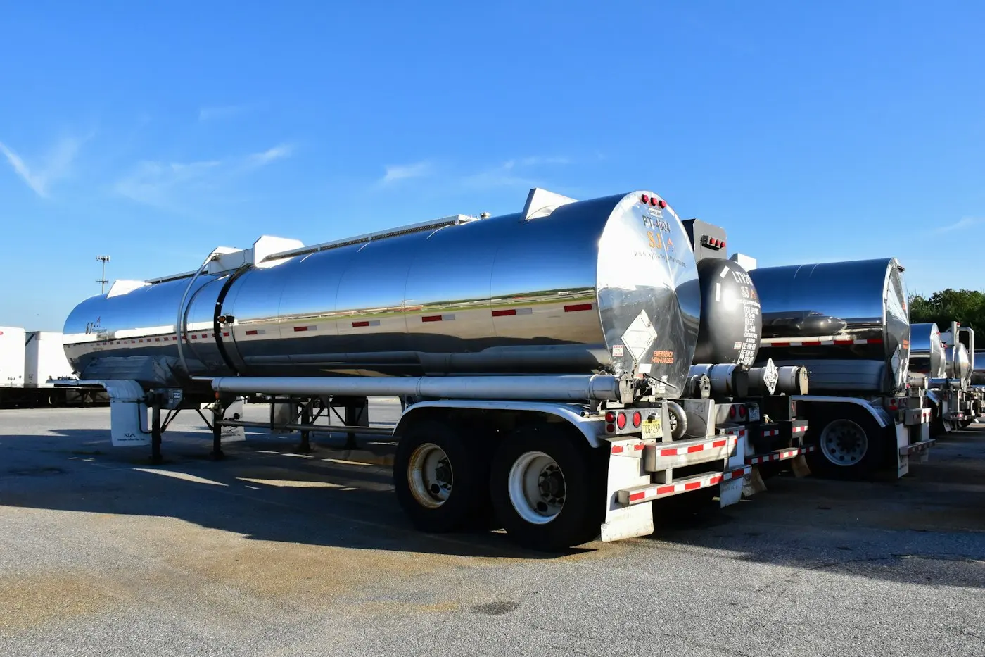 Fuel tanker truck